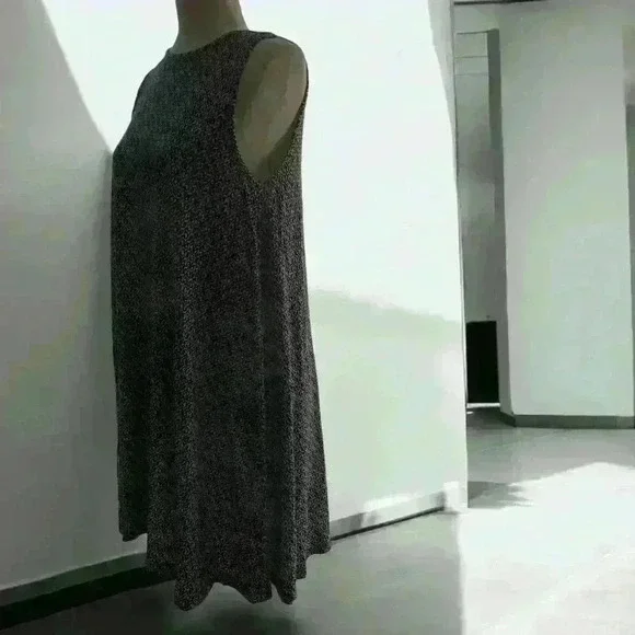 Women’s Sleeveless Dress - Picture 2 of 4